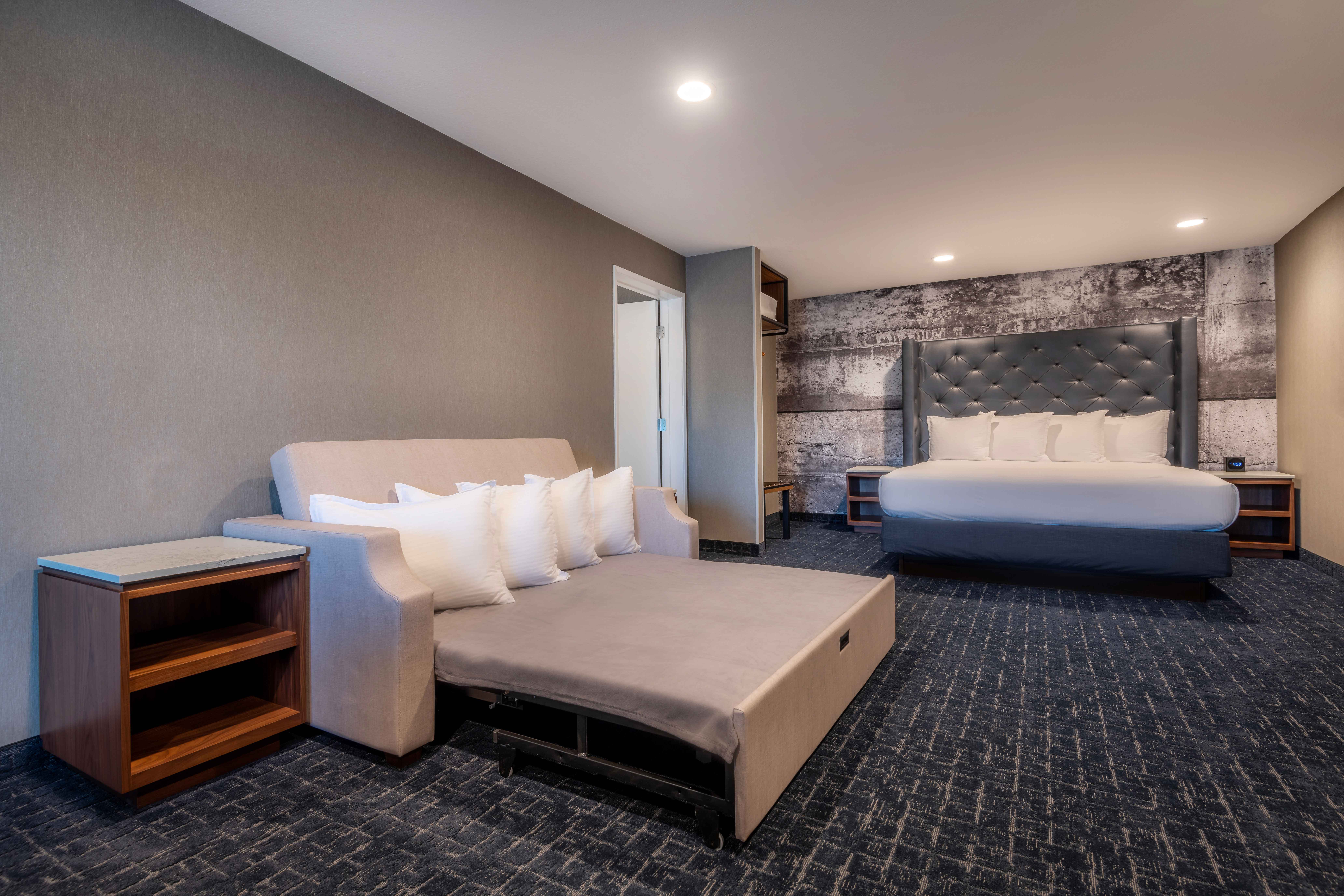 Camelot Inn & Suites — gallery preview 2