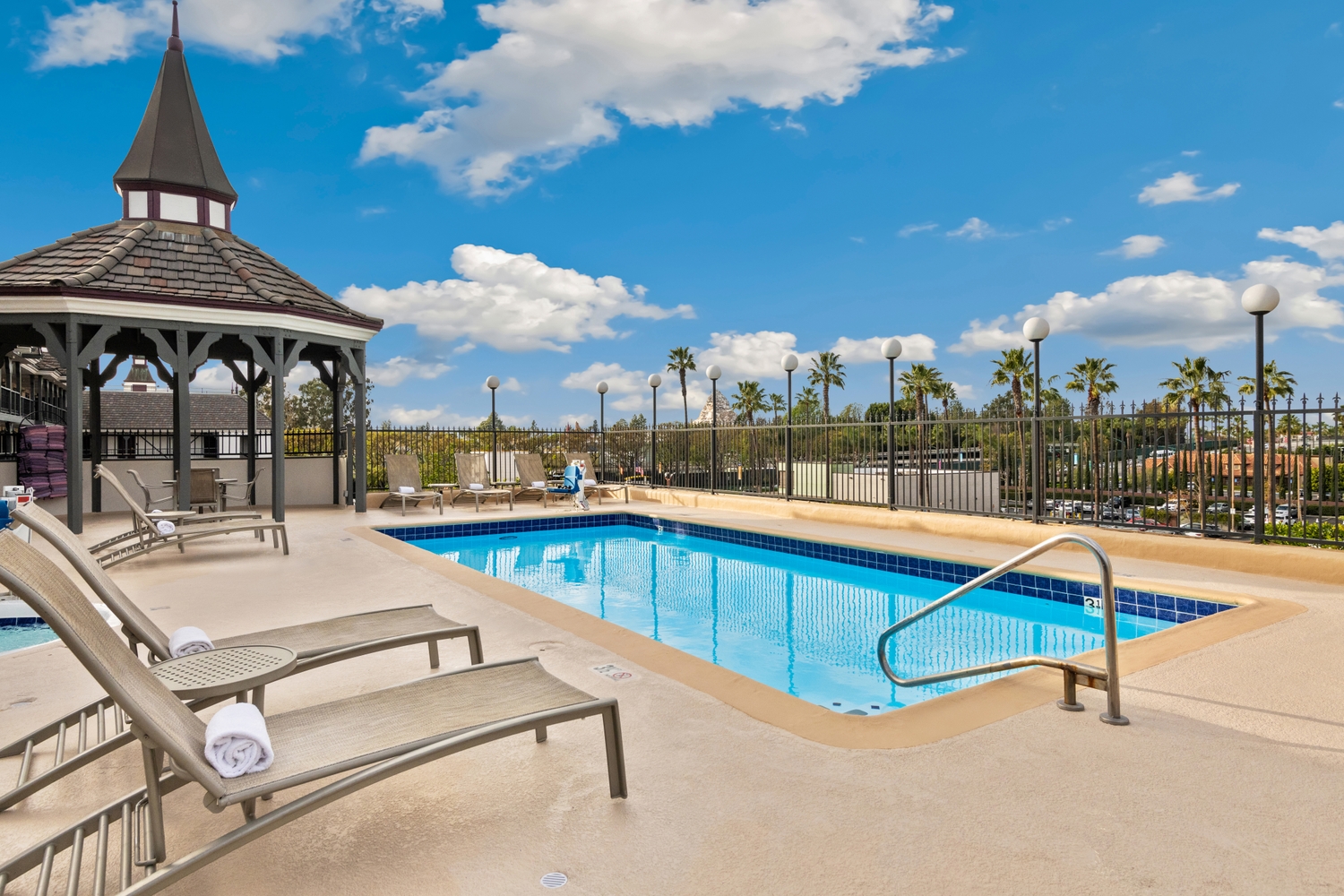 Camelot Inn & Suites — photo 11 of 50