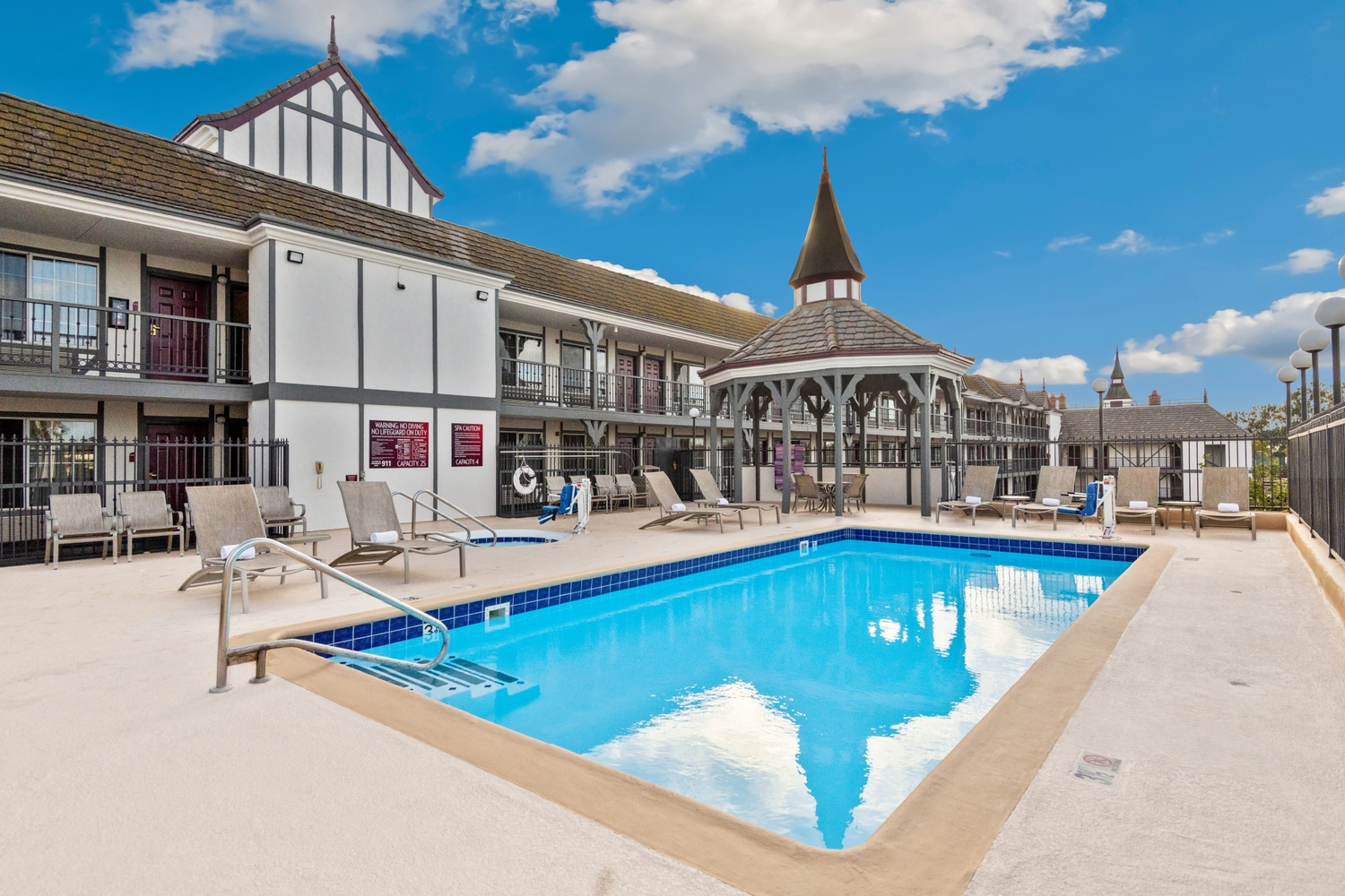 Camelot Inn & Suites — gallery preview 3